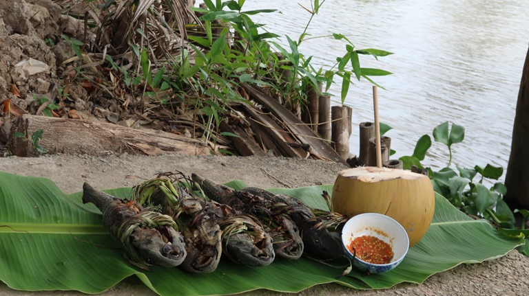 ... MÓN CÁ LAU KIẾNG SÔNG... lạ lắm à nghen...